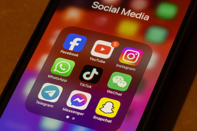 Teléfono celular con aplicaciones de redes sociales visibles en la pantalla Mexa Creativa