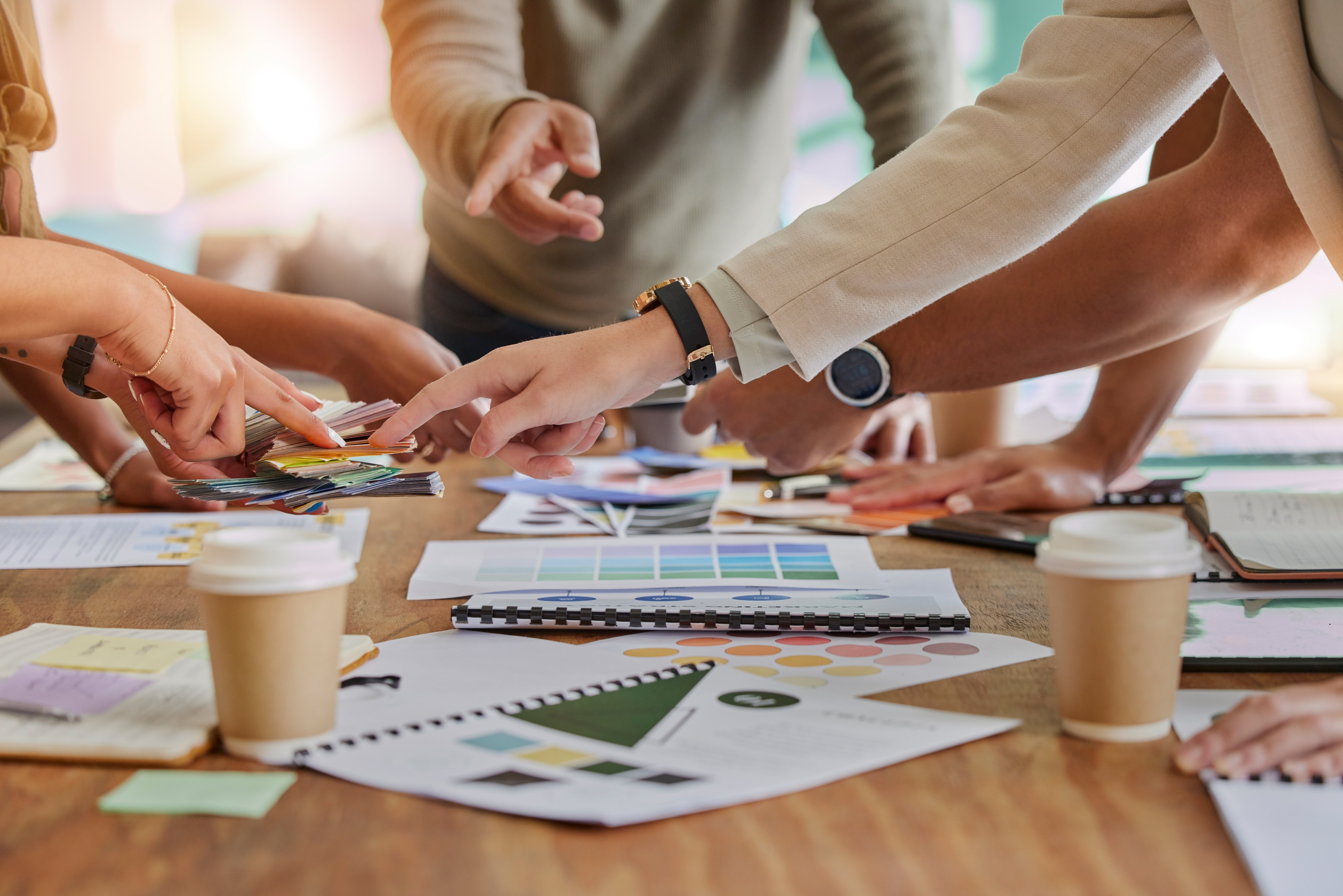 Trabajo en equipo con diseñadores en un intercambio de ideas, pensamiento y diseño de identidad de marca en Mexa Creativa